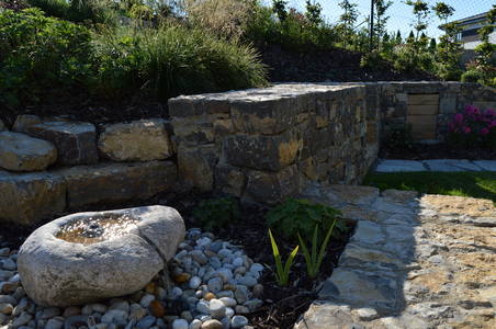 Arbogard, kamenná opěrná zeď, velkoformátová kamenná dlažba